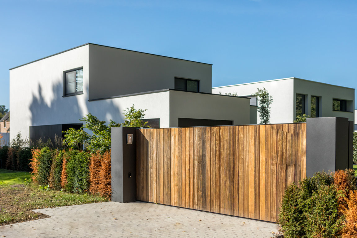 Moderne villa met schuifpoort uit hoogwaardig hout